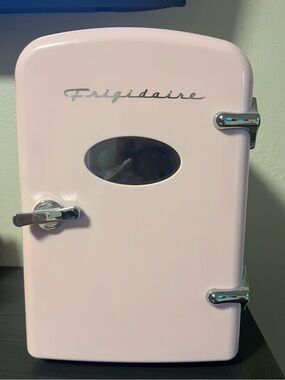 Frigidaire Compact/Mini/Makeup Refrigerator